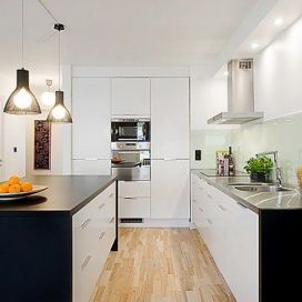 Bílá kuchyň s dřevěnou podlahou