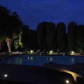Dekorativní osvětlení terasy u bazénu