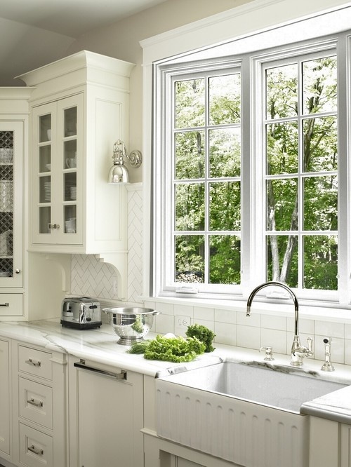 Krásné tabulkové okno v bílé kuchyni - 