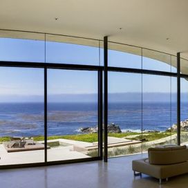 Obývací pokoj s výhledem na moře