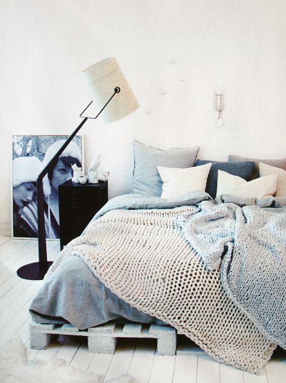 Jednoduchá postel na roštu z palety - Ma Paradis Maison