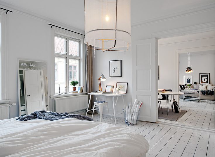 Ložnice s bílou dřevěnou podlahou - Ma Paradis Maison