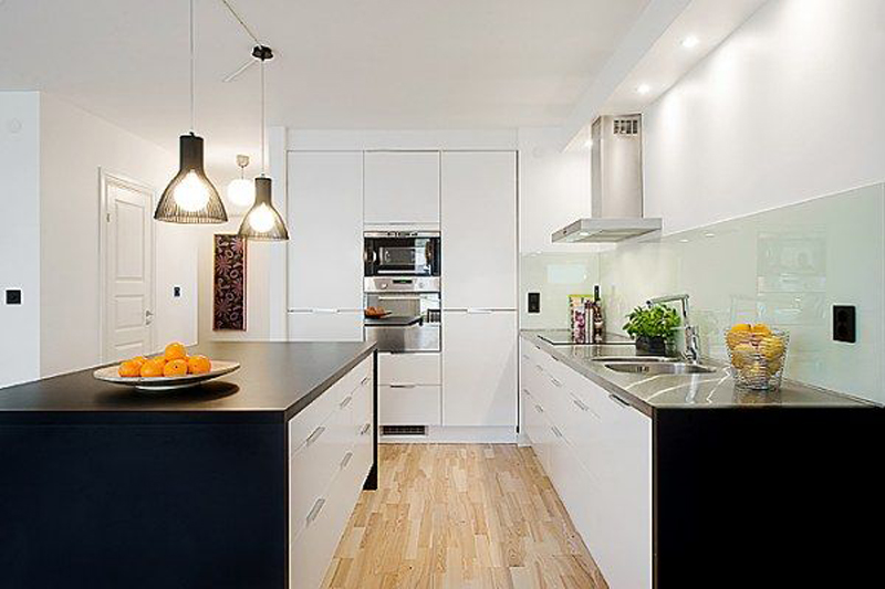 Bílá kuchyň s dřevěnou podlahou - 