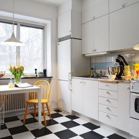 Bílá kuchyně s černobílou podlahou