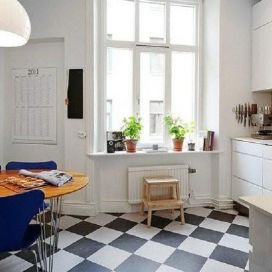 Skandinávská kuchyně s černobílou dlažbou