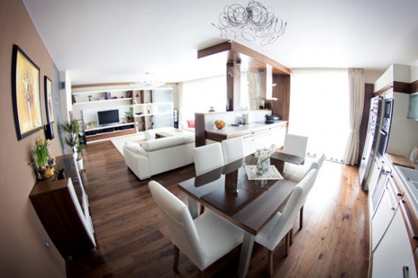 Obývací pokoj s dřevěnou podlahou - 