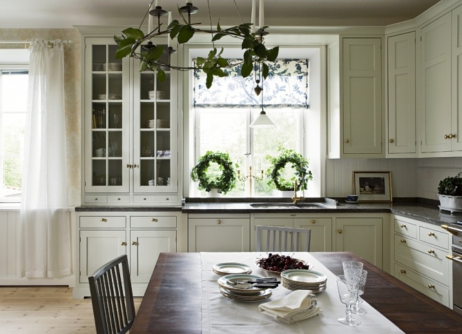 Bílá kuchyň s oknem - 