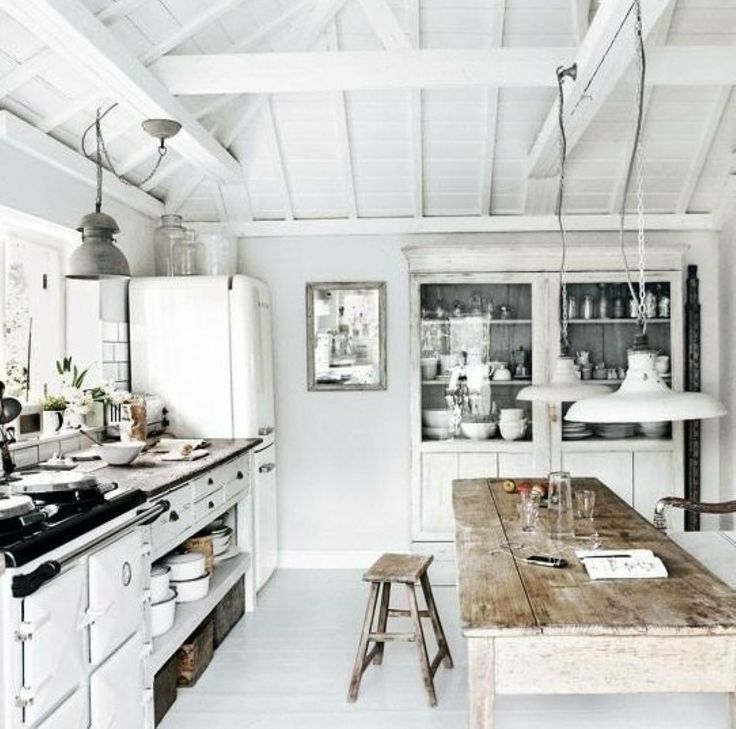 Bílá kuchyň s dřevěným stolem - 