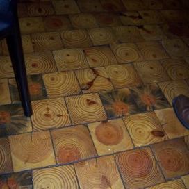 Podlaha ze špalků