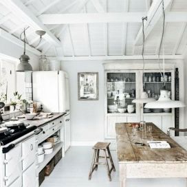 Bílá kuchyň s dřevěným stolem Marianna Conti