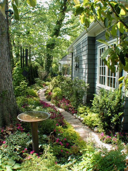 Kamenná zahradní cesta podél domu - 