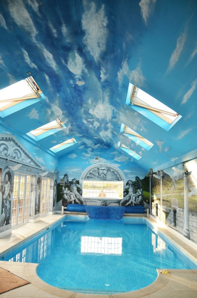 Vnitřní bazén a na stropě namalovaná obloha - 