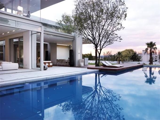 Velký bazén u moderní vily - 