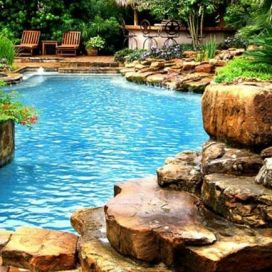 Přírodní bazén s množstvím kamene