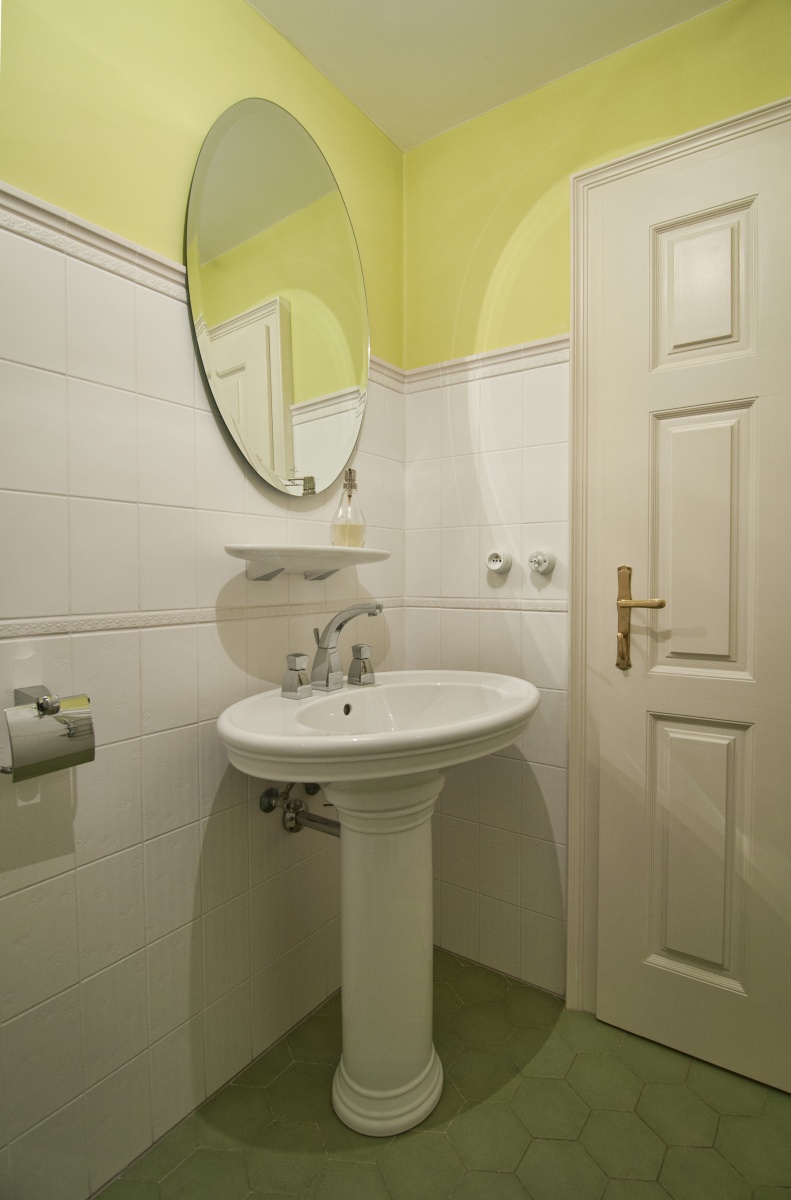 malá koupelna a umyvadlo - Ateliér bytový architekt