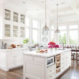 Kuchyň s ostrůvkem v bílé barvě