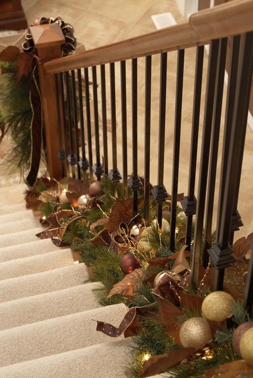 Vánočně nazdobené schodiště - 