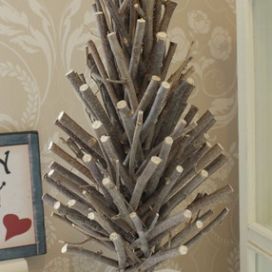 vánoční stromek z dřevěných větviček Jana Grisanti