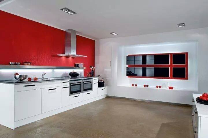 Kuchyň s červenou stěnou - 