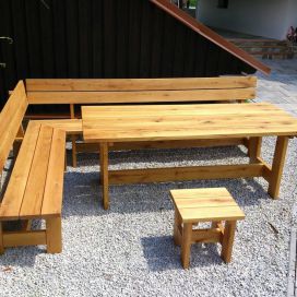 Dřevěný zahradní nábytek