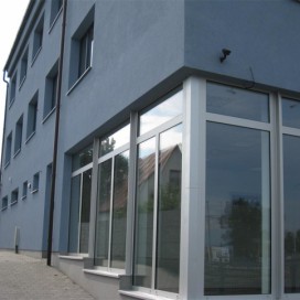Prosklené stěna komerční stavby Vekra okna