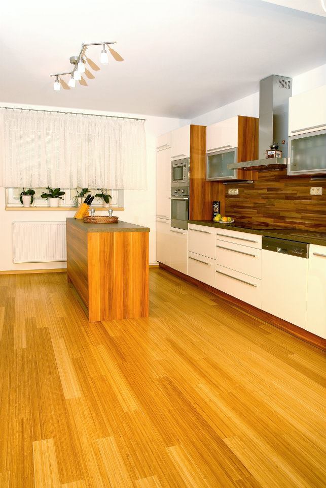 Bambusová podlaha přírodní v kuchyni - Podlahové studio Šťastný