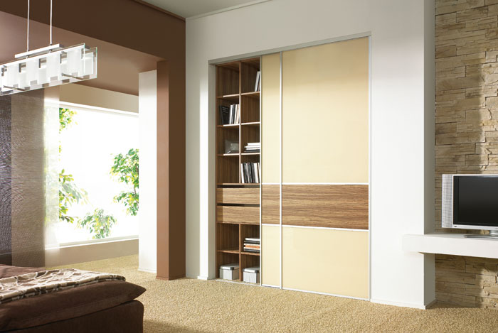 Vestavěná knihovna s posuvnými dveřmi - Komandor – výrobce vestavěných skříní a kvalitního nábytku na míru