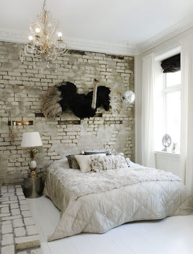 Ložnice s bílou cihlovou zdí - 