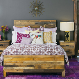 Pěkná dřevěná postel