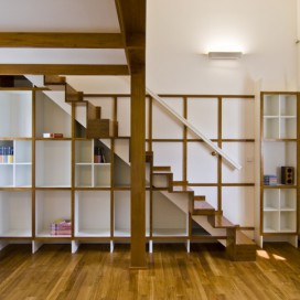 Knihovna a nábytek se schody z masivního teaku