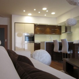 Obývací pokoj s kuchyní propojuje motiv kruhu a koulí