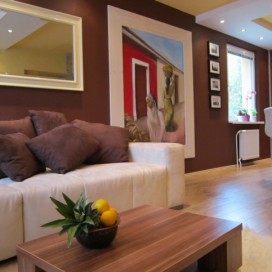 Obývací pokoj s rozměrnou olejomalbou 