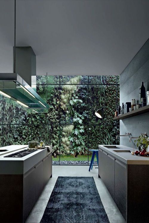 Moderní kuchyně s velkým oknem - 