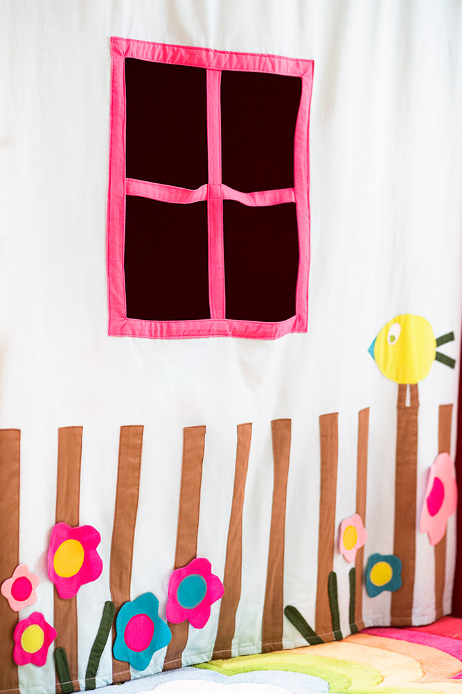 Detsky pokoj v podkroví zaves s okynkem - Little design