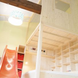Dětský pokoj v podkroví se skluzavkou Little design