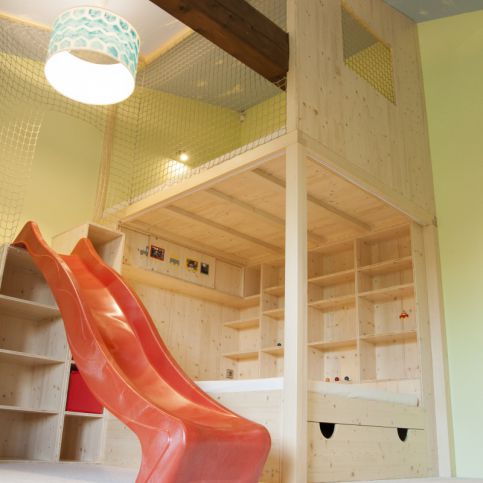 Dětský pokoj v podkroví se skluzavkou Little design