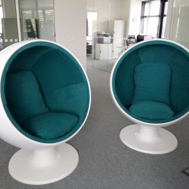 Kancelář - odpočinková zóna s Ball chair Denisa Vanek - návrhy podle FENG - SHUI