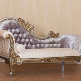 Stříbrno-zlaté barokní sofa