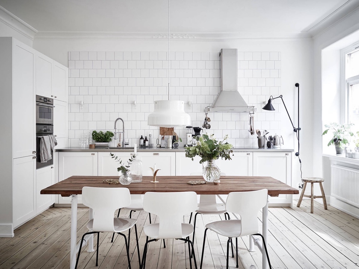 Celá bílá skandinávská kuchyně s dřevěným stolem - 