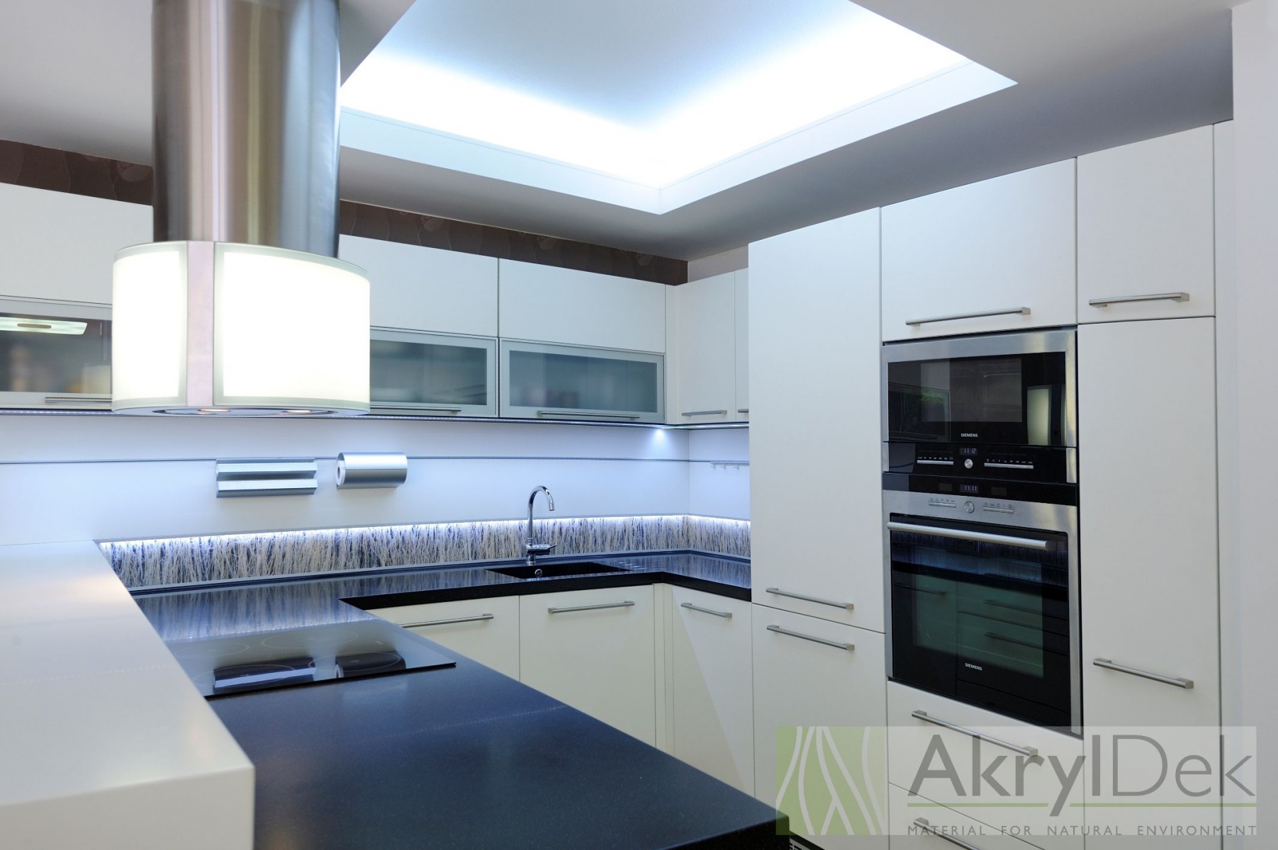 Moderní bílá kuchyň s přírodními prvky - AkrylDek s.r.o.