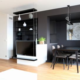 Moderní kuchyně v kontrastní bílo-černo-šedé kombinaci 