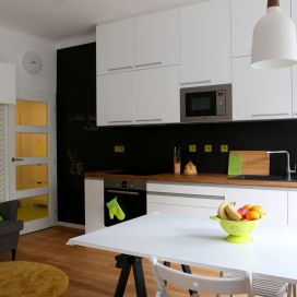 Moderní kuchyně v bílo-černém kontrastu s osvěžující jarní zelenou