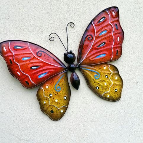 Kovová dekorace na zeď motýl červenožlutý - Stará půda