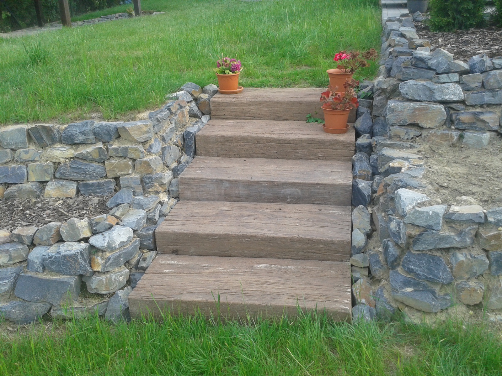 schody z imitace dřeva - Realizace zahrad Krajíčková