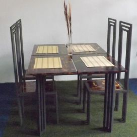 Jídelní stůl s dělenou deskou