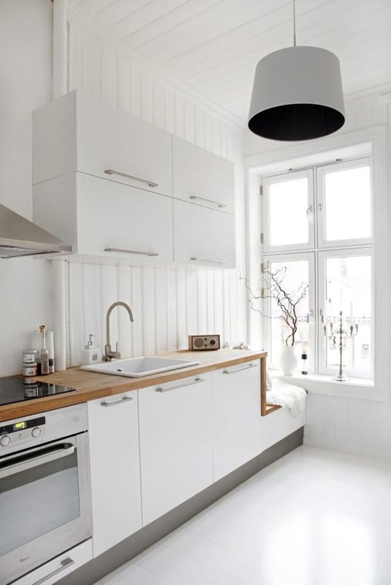 Severská bílá kuchyň s dřevěnou deskou - 