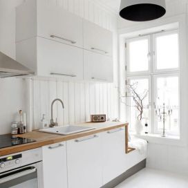 Severská bílá kuchyň s dřevěnou deskou