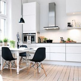 Skandinávská kuchyňka s jídelním stolem