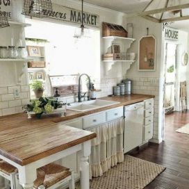 Lidová kuchyně s dřevěnou deskou