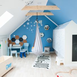 Podkrovní dětský pokoj s důmyslně řešeným nábytkem